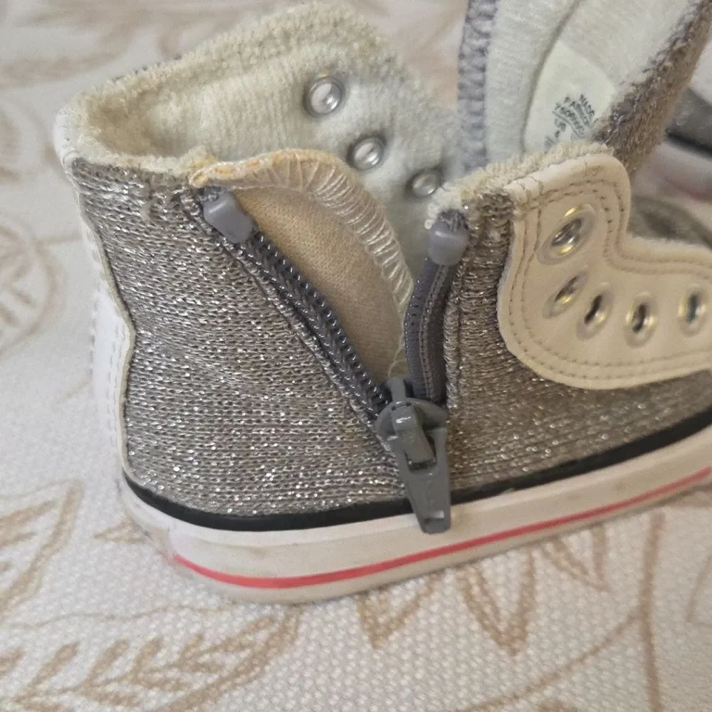 Converse Chuck Taylor Junior sz 4 Girls Glittery High Top Knit Sneaker 750600C
